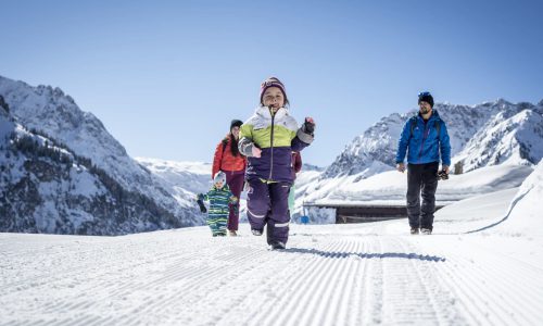 Familie_Winterwandern___Dominik_Berchtold_c_Dominik_Berchtold_-_Kleinwalsertal_Tourismus_eGen_2